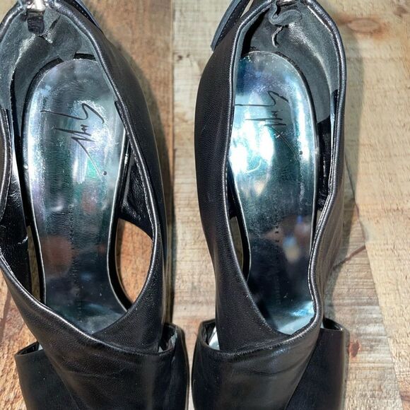 Giuseppe Zanotti
Black Leather Crisscross Ankle Size 38.5 Boots/Booties - Picture 8 of 16